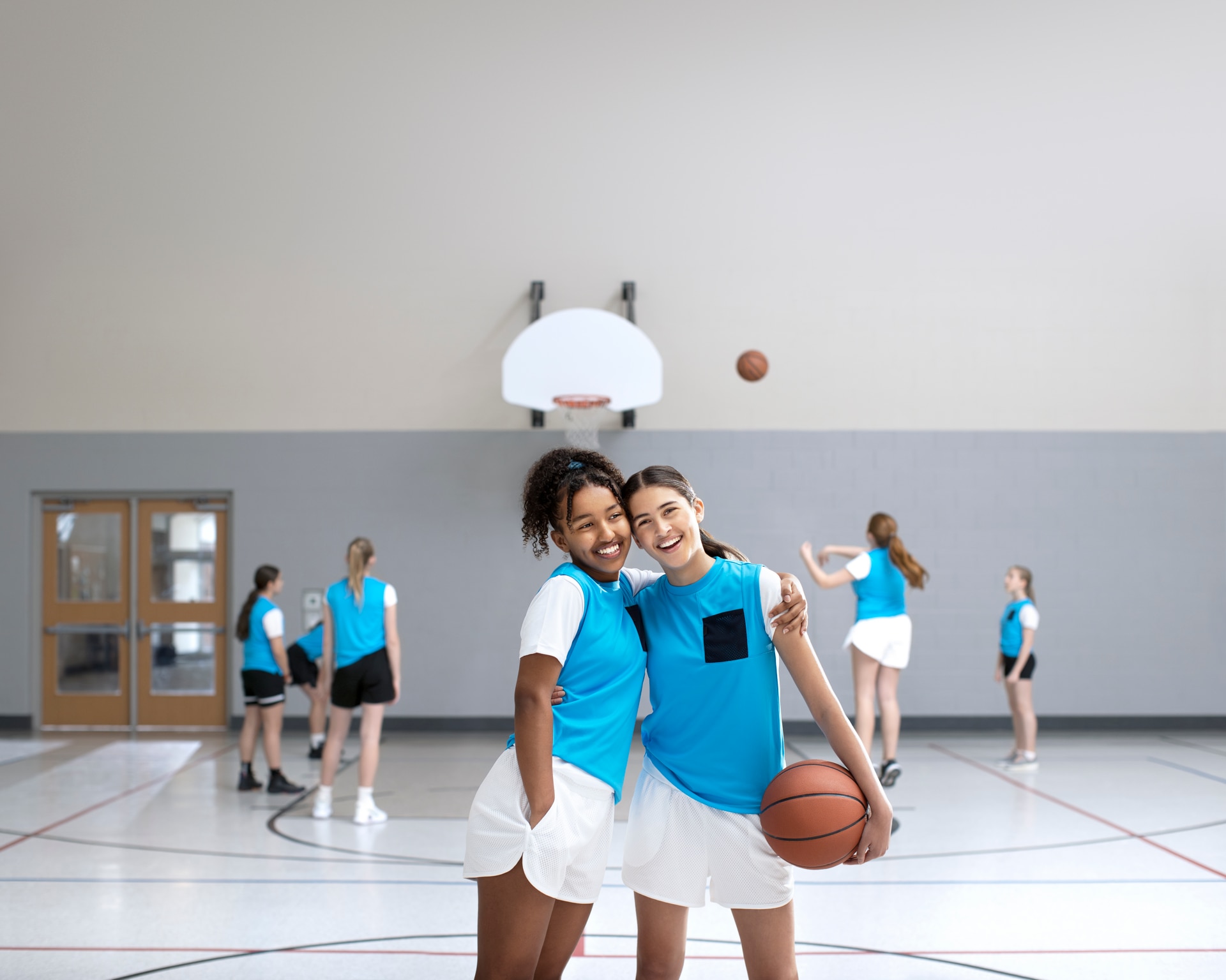 Unge tenåringsjenter på basketballbanen