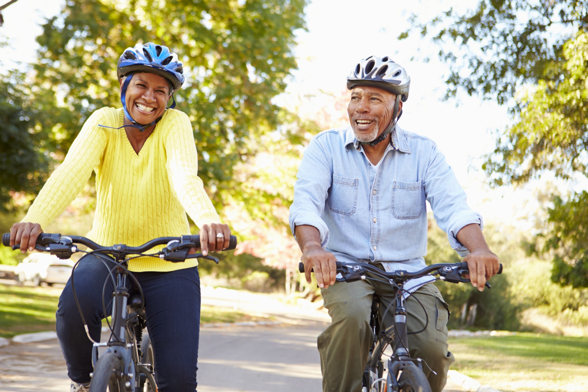 Äldre par på cykeltur på landsbygden