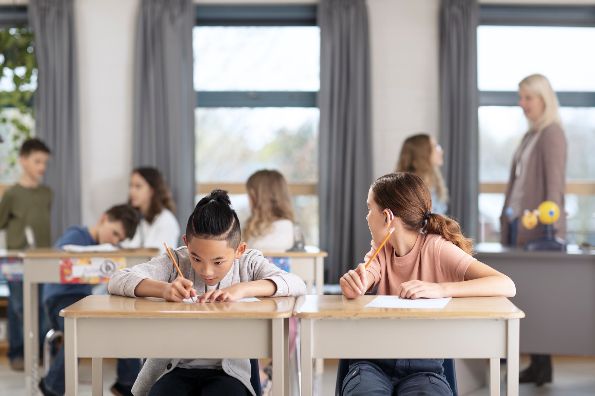 Elever som sitter vid sina bänkar i ett klassrum