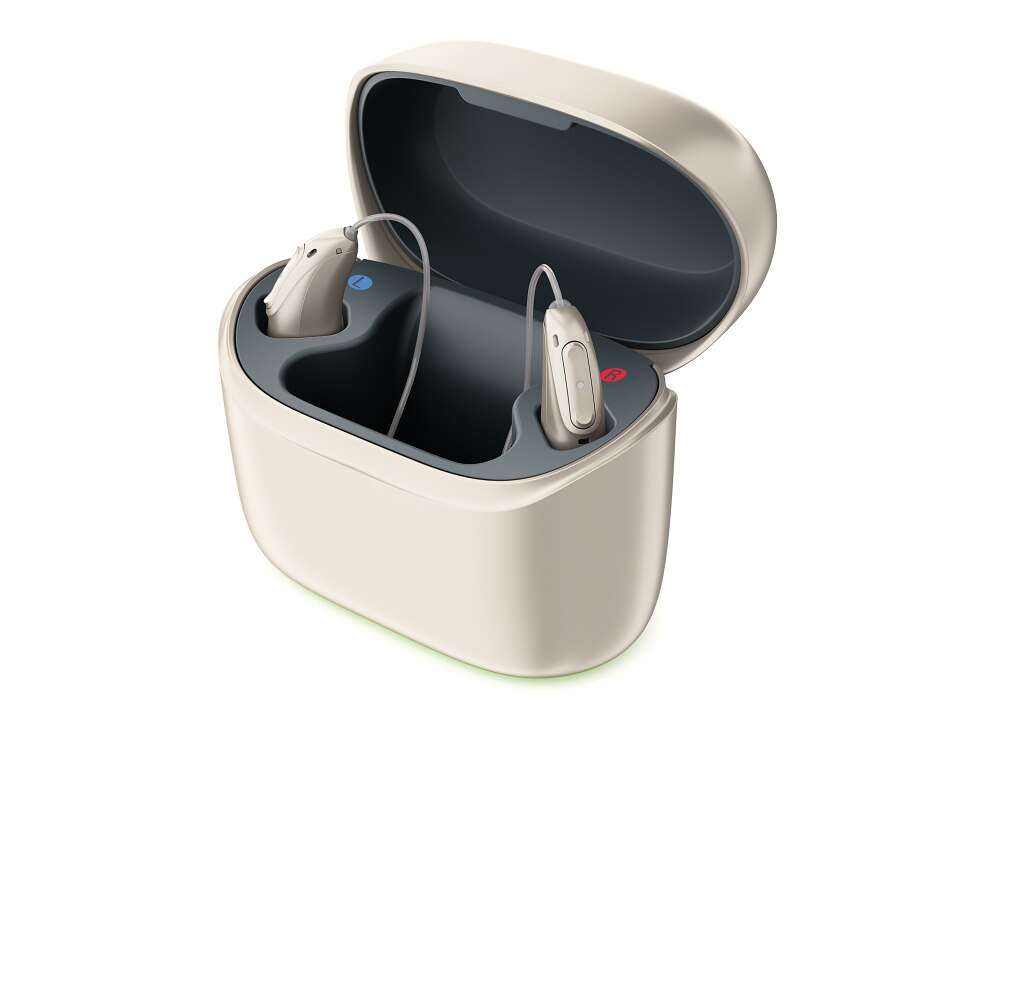 Bild des Phonak Charger Ease mit einem Paar Phonak Terra+ RIC-R Hörsystemen 