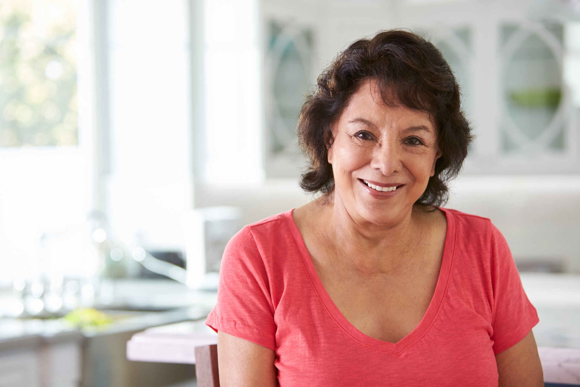 Halbporträt einer älteren hispanischen Frau zu Hause