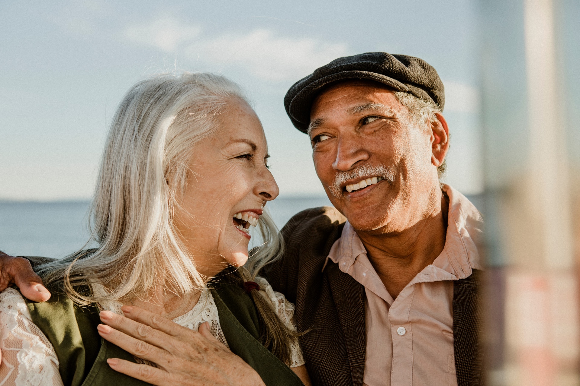Sonriente pareja de ancianos disfrutando de una noria en el muelle de Santa Mónica