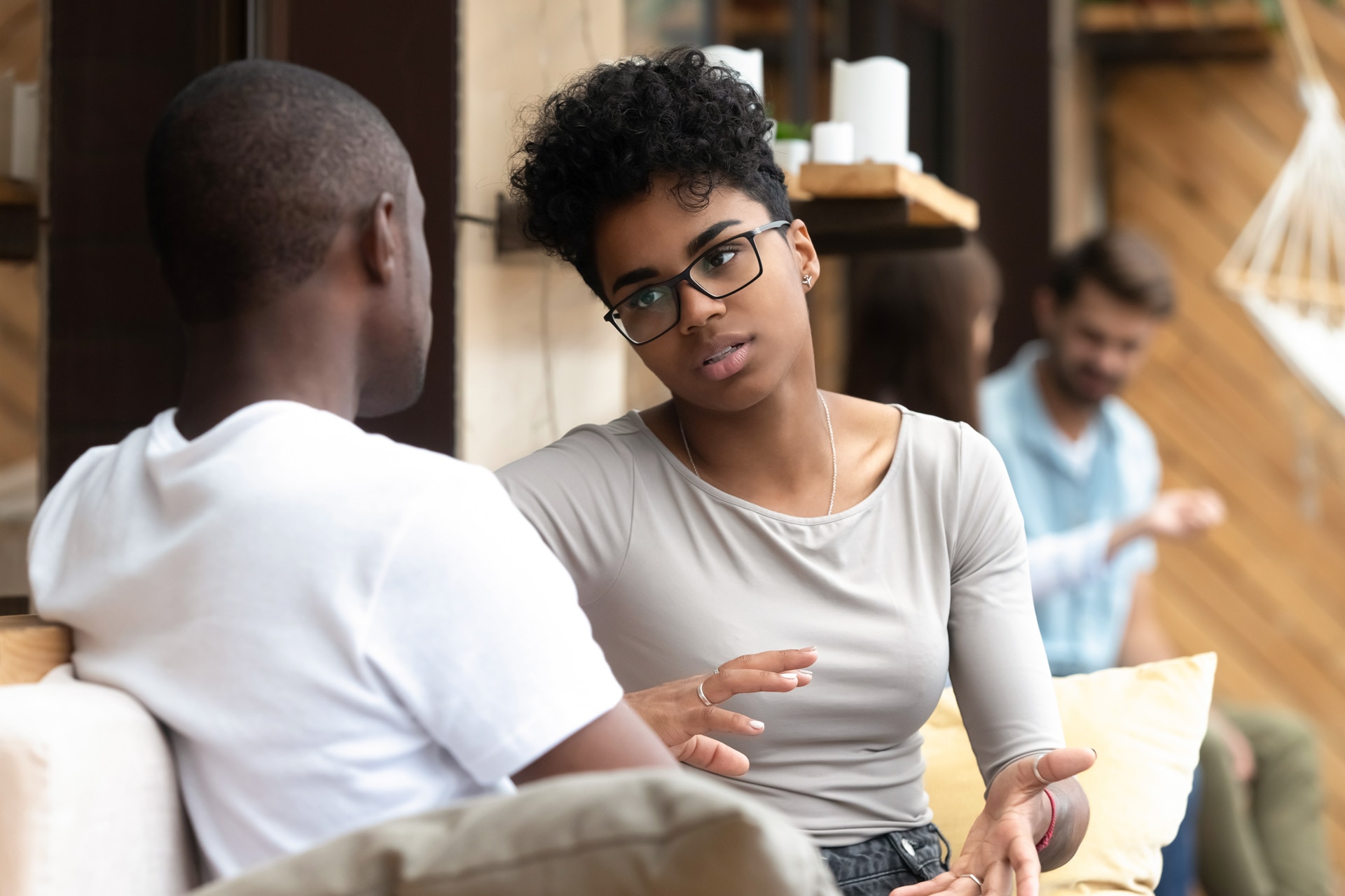 Afro-Amerikaanse vrouw die met een man in een café praat