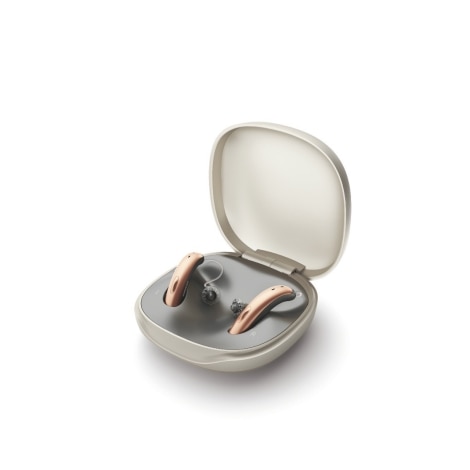 Aparelho auditivo pequeno no carregador