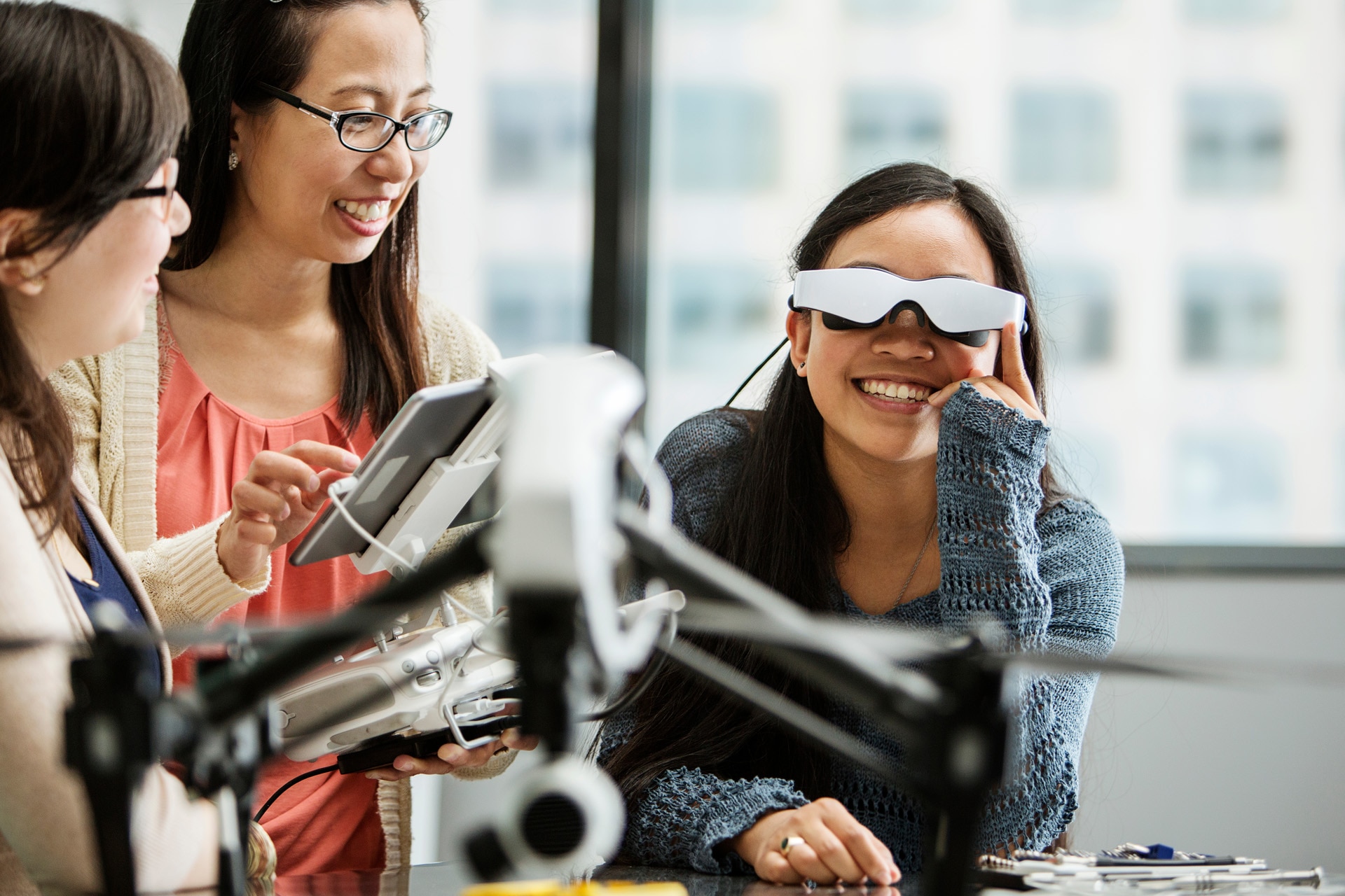 Étudiante portant des lunettes de réalité virtuelle tandis que l'enseignant utilise une tablette en classe
