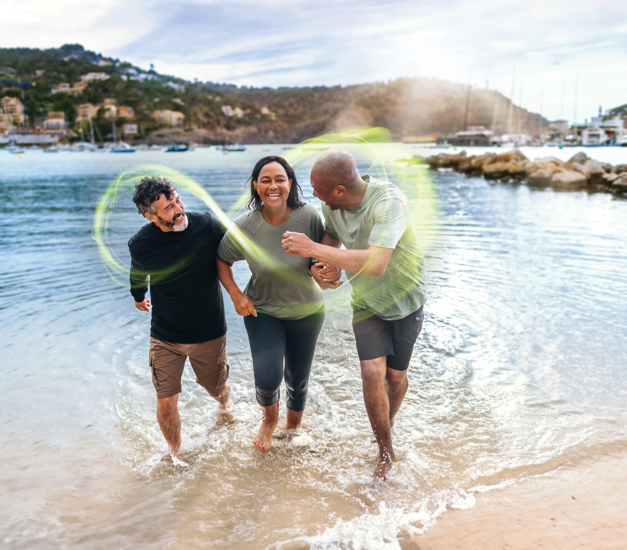 Trois amis se prom�nent sur la plage en riant Famille au bord de l’océan