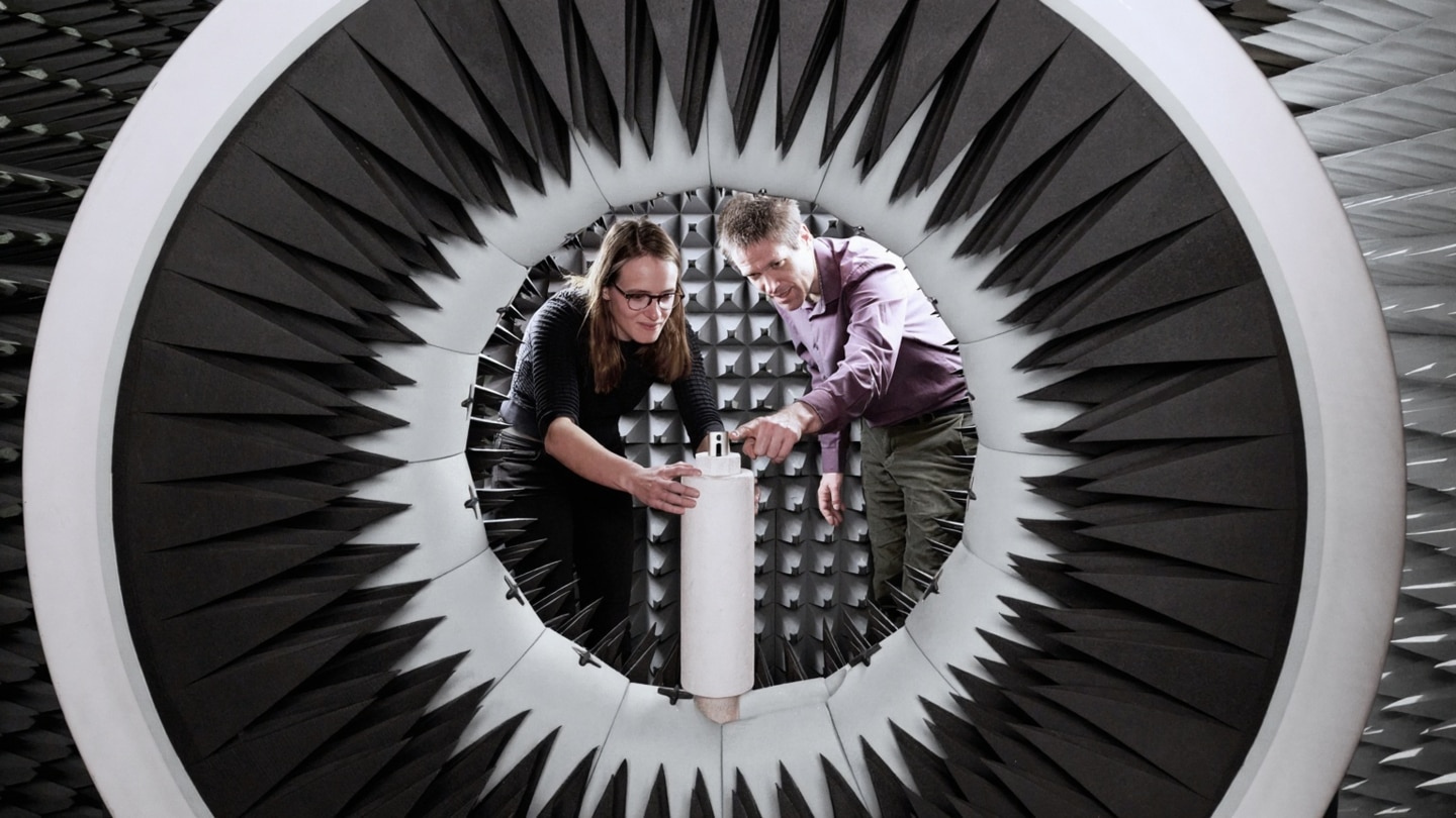 Deux scientifiques installant une chambre acoustique dans le Centre de recherche en audiologie Phonak à Morat 