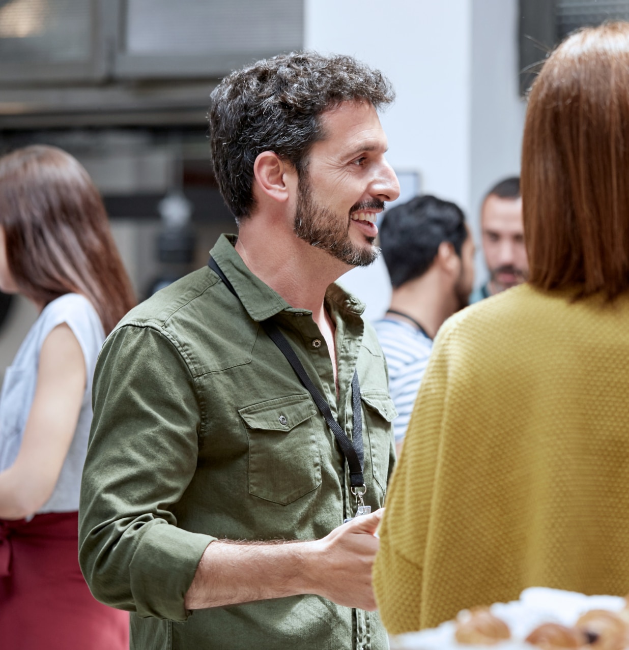 Conversation de groupe à une fête – un homme d’âge moyen parle.