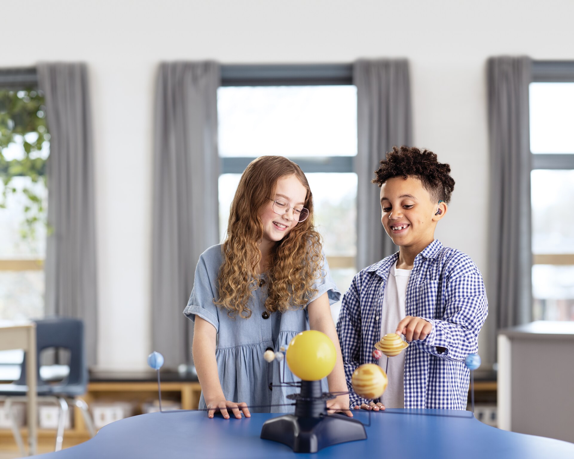 Deux enfants dans une salle de classe.