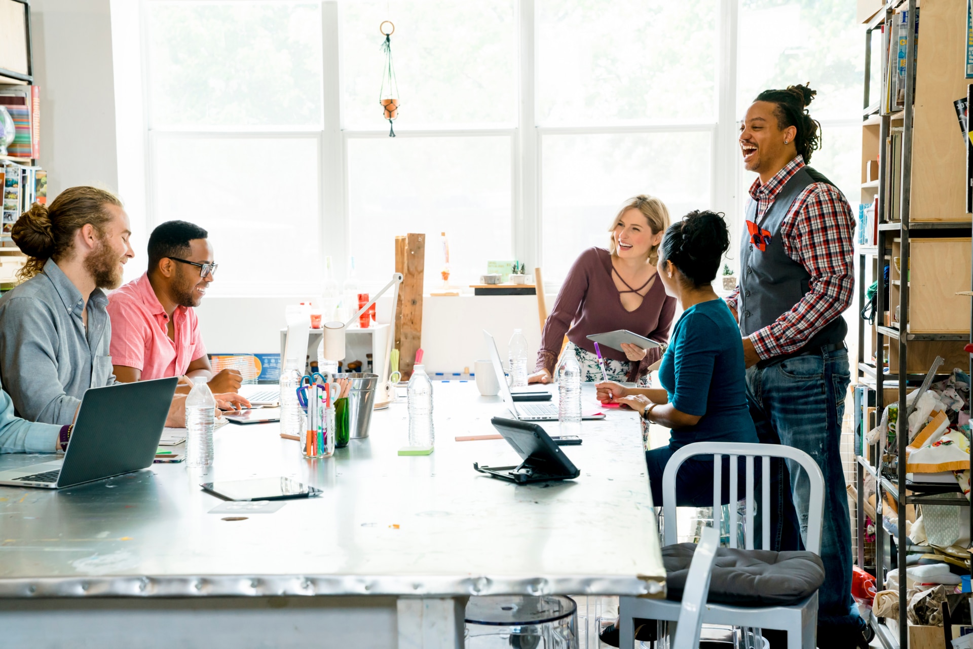 Des gens d'affaires heureux discutent en réunion