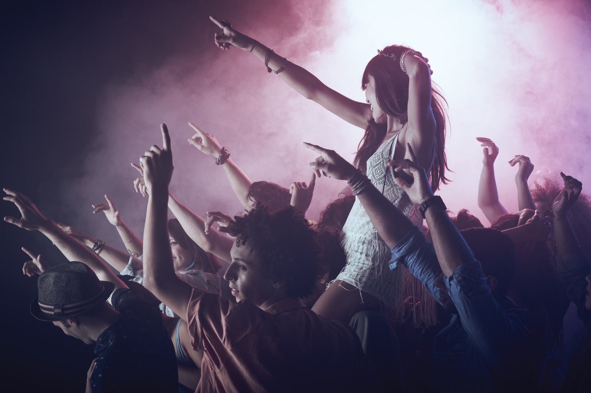 Gruppe von Menschen bei einem Musikkonzert