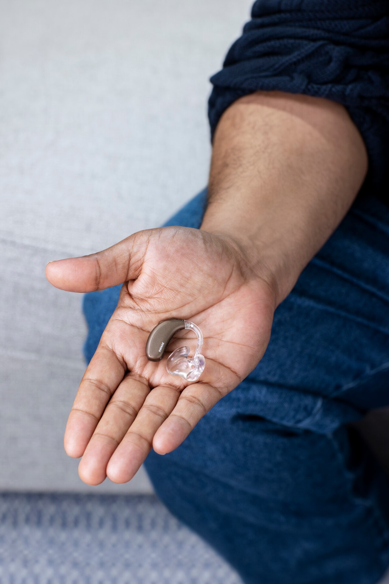 Phonak Naída L PR in der Hand eines Mannes