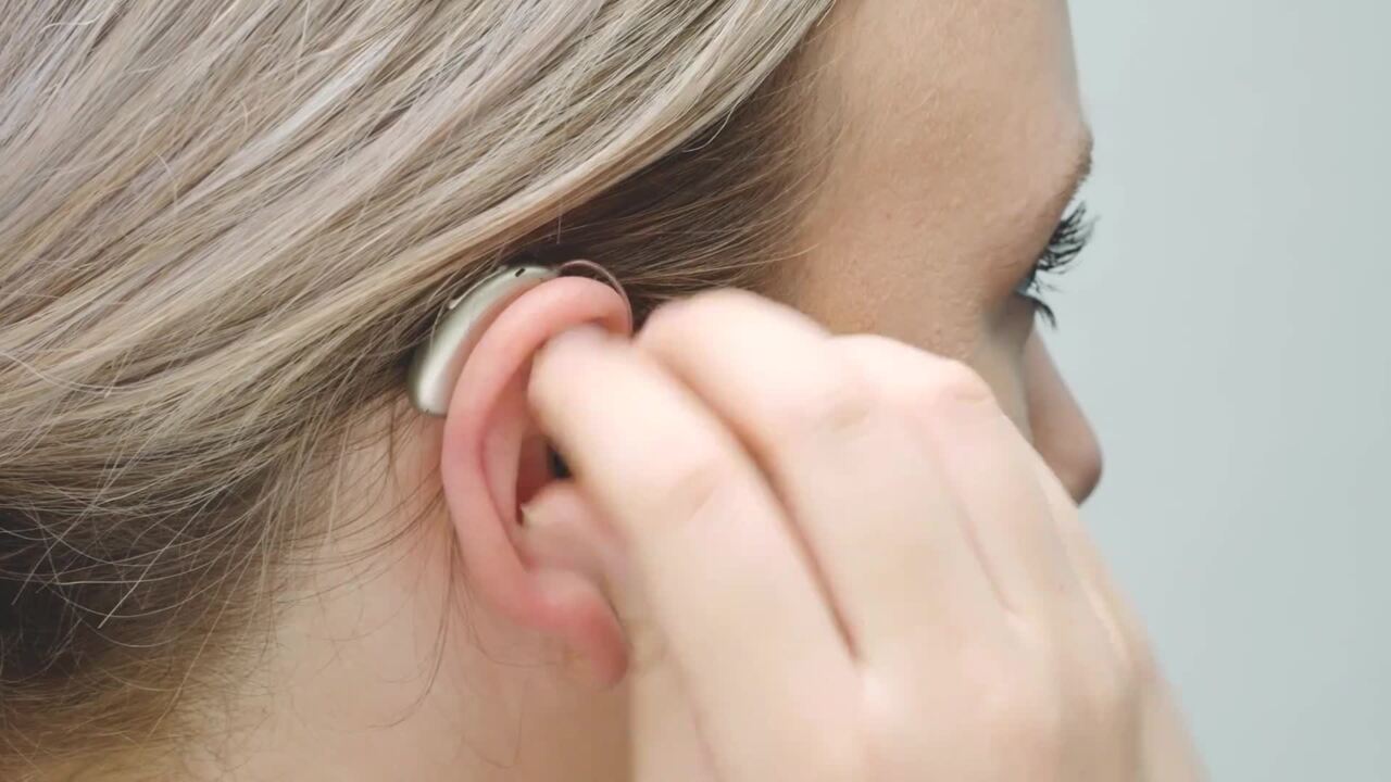 Phonak Audéo mit SlimTip an das Ohr anlegen