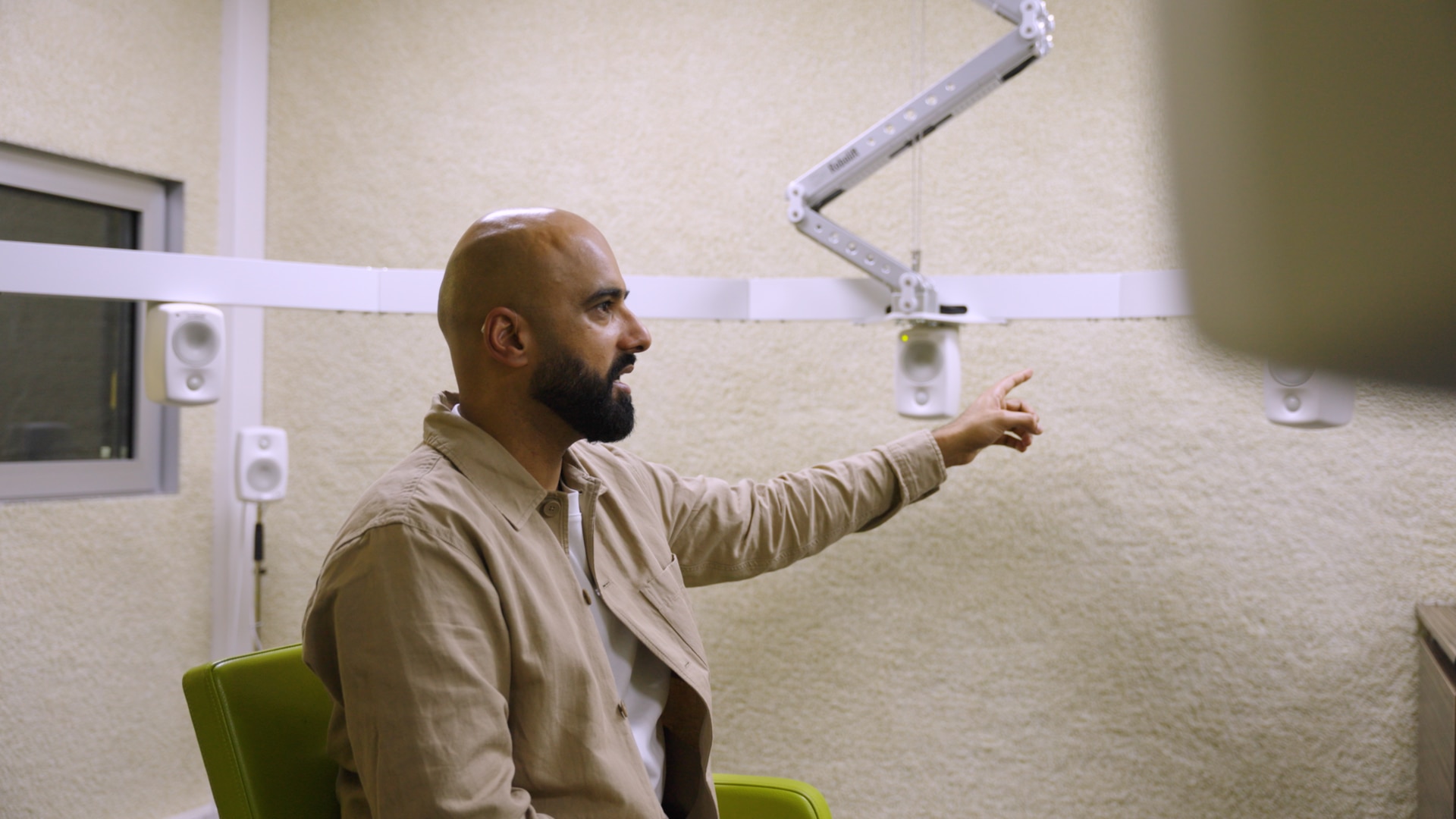 Un participant à une étude fondée sur des preuves Phonak pendant un test auditif comportant un réseau de haut-parleurs