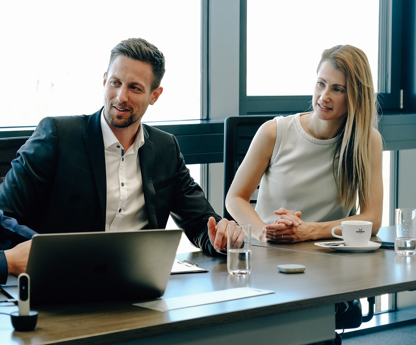 Utilisation du Roger Table Mic II au cours d’une conversation professionnelle