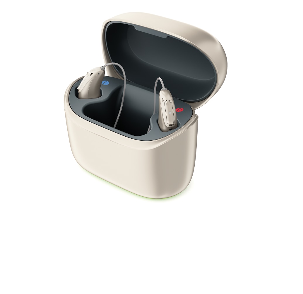 Bild des Phonak Charger Ease mit einem Paar Phonak Terra+ RIC-R Hörsystemen 