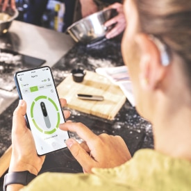 En tjener med hørenedsættelse