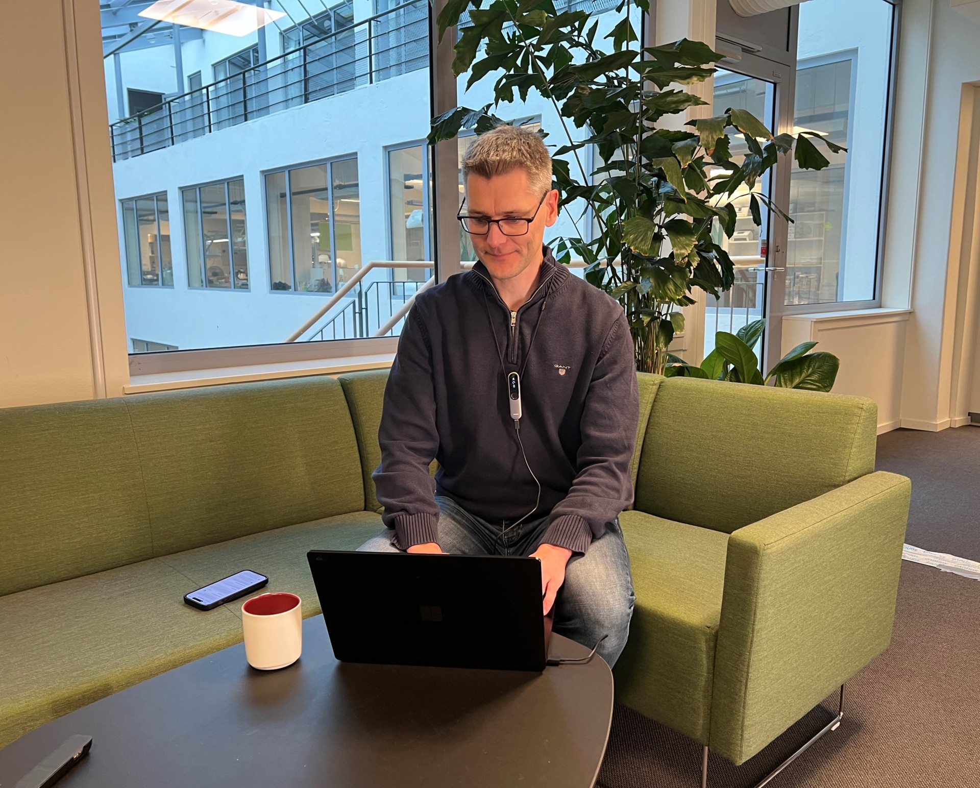 Roger On-mikrofonen er også blevet en fast følgesvend på arbejdet.