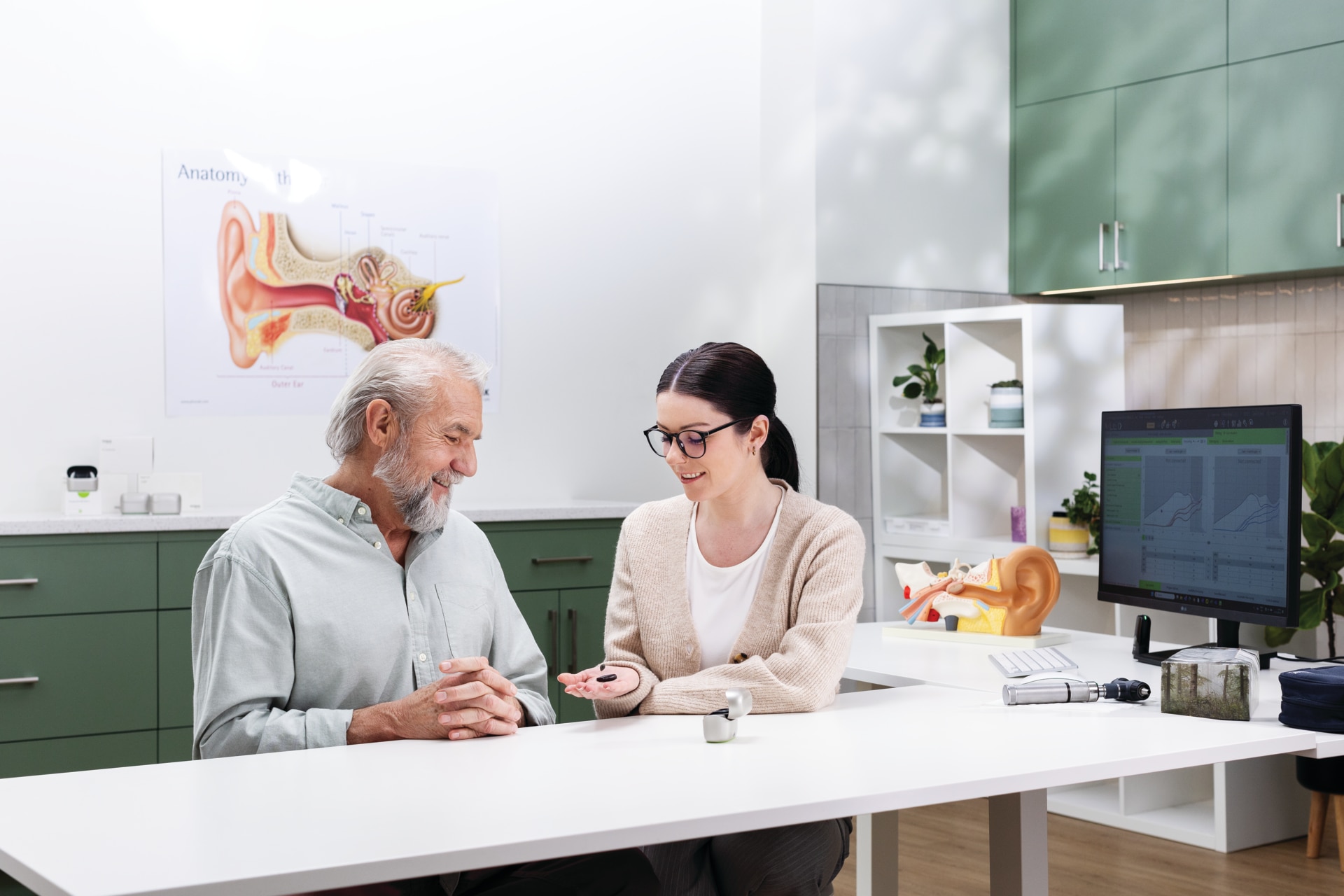 Audiologer med patient viser EasyGuard