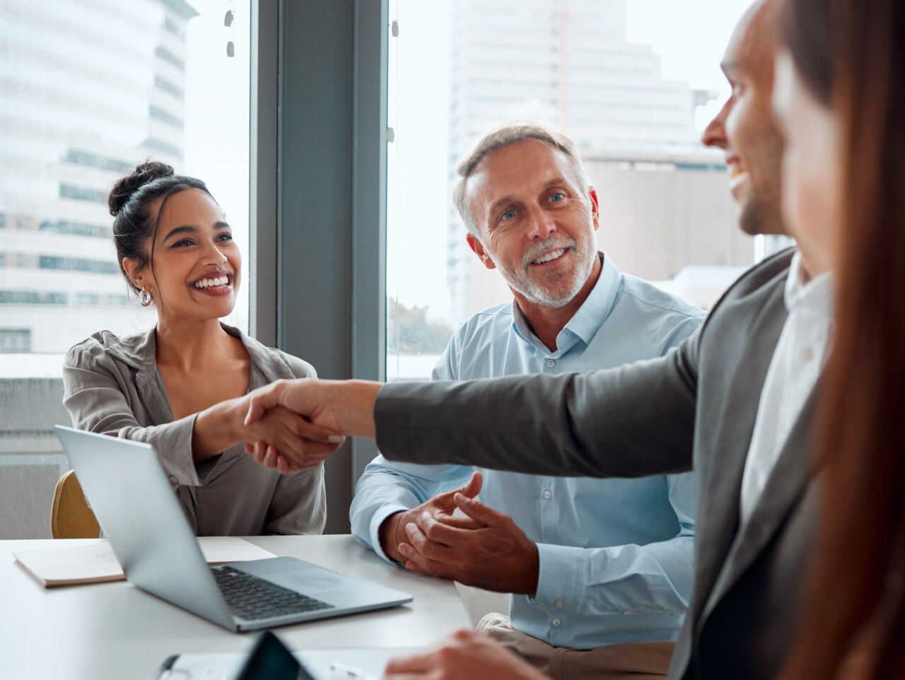 Hombre en una reunión de negocios