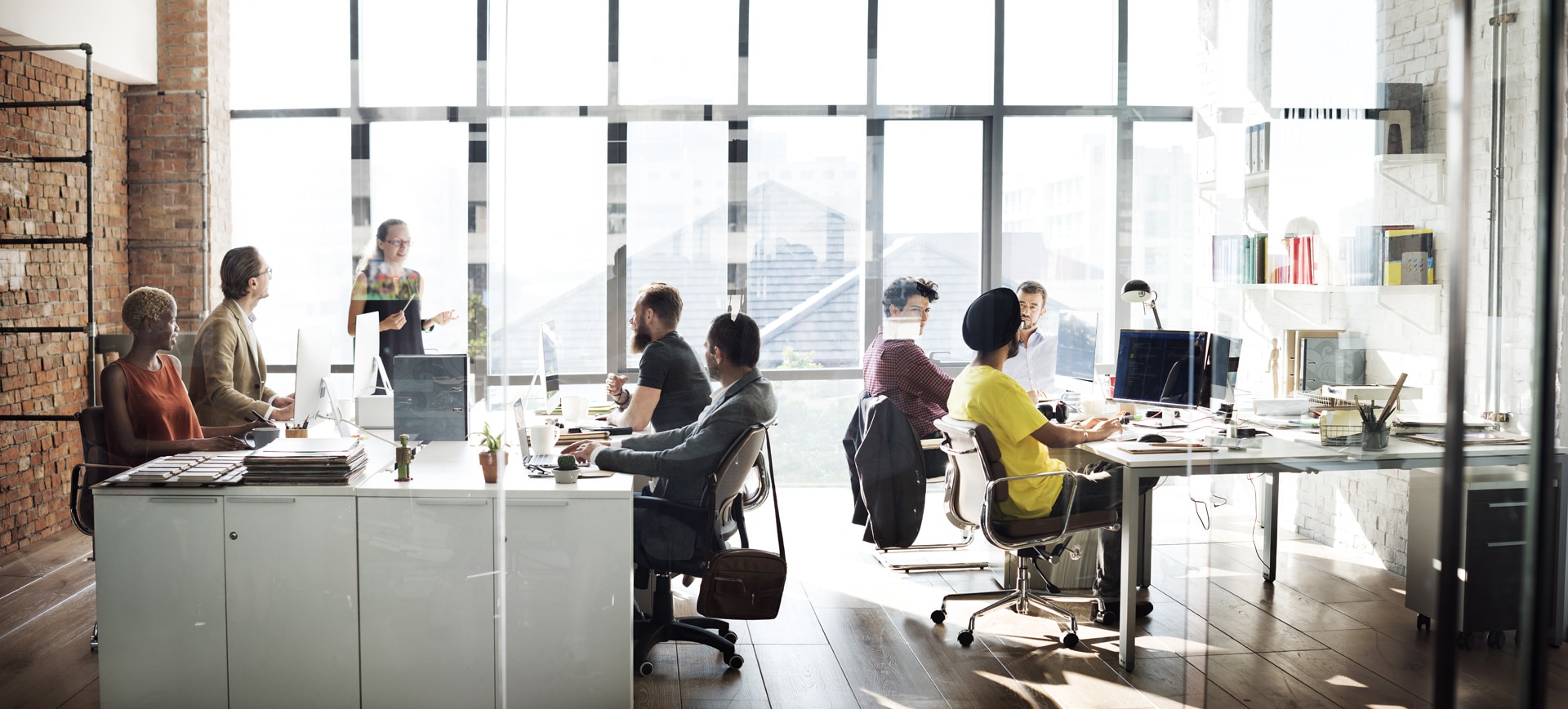 Equipo de negocios ocupado trabajando concepto de conversación;