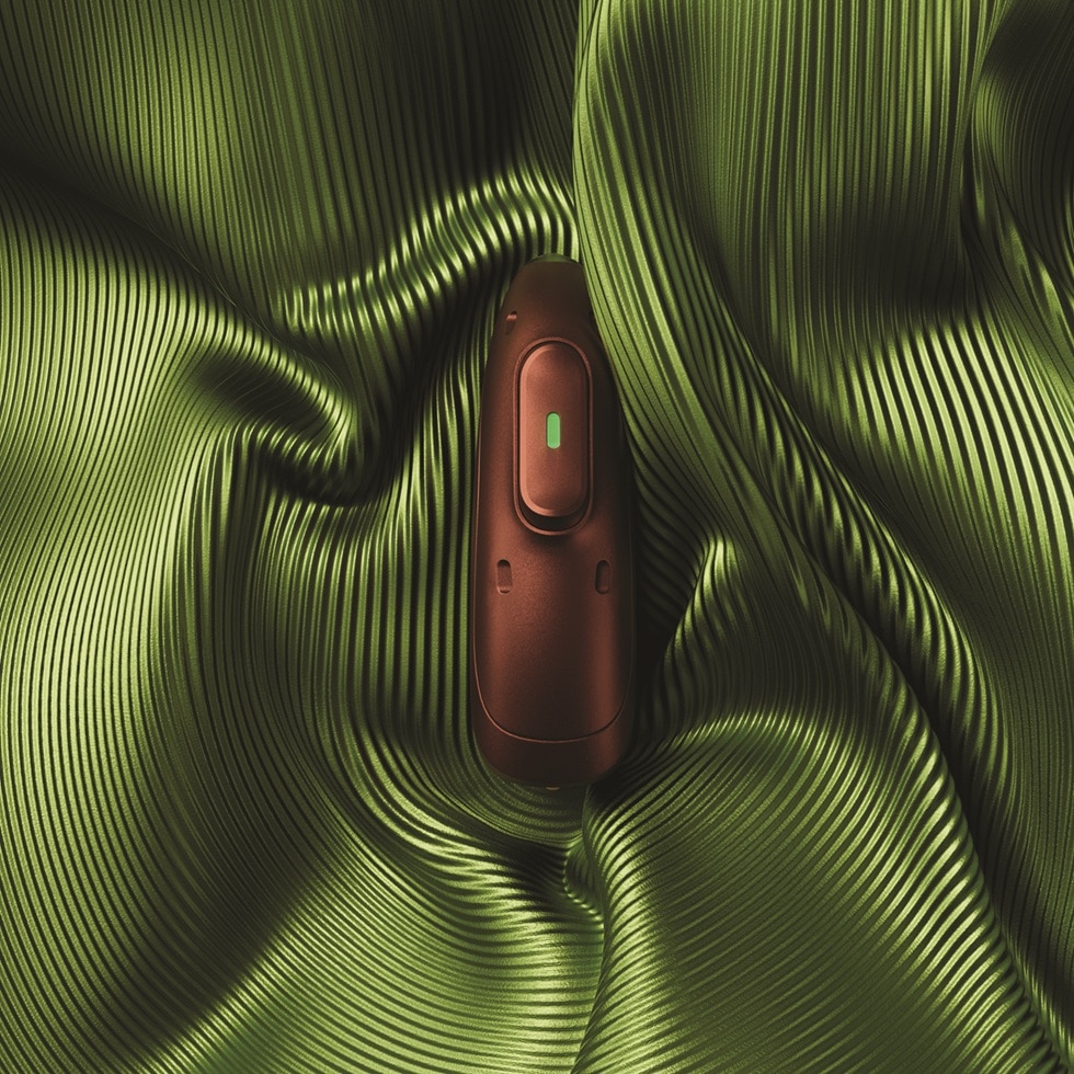 Audífono Phonak Audéo EON sobre un fondo abstracto verde