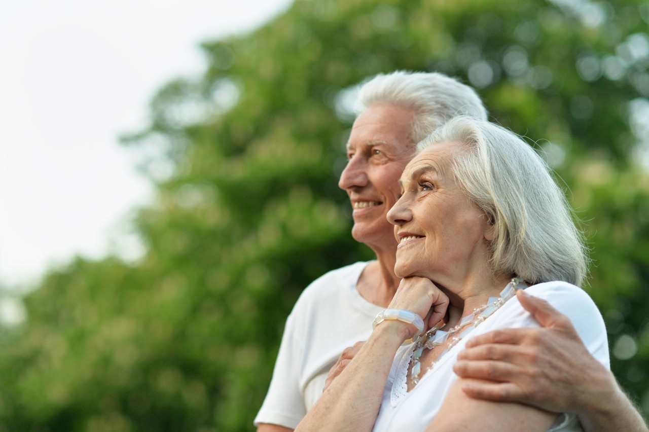 Retrato de una hermosa pareja de ancianos posando en el parque