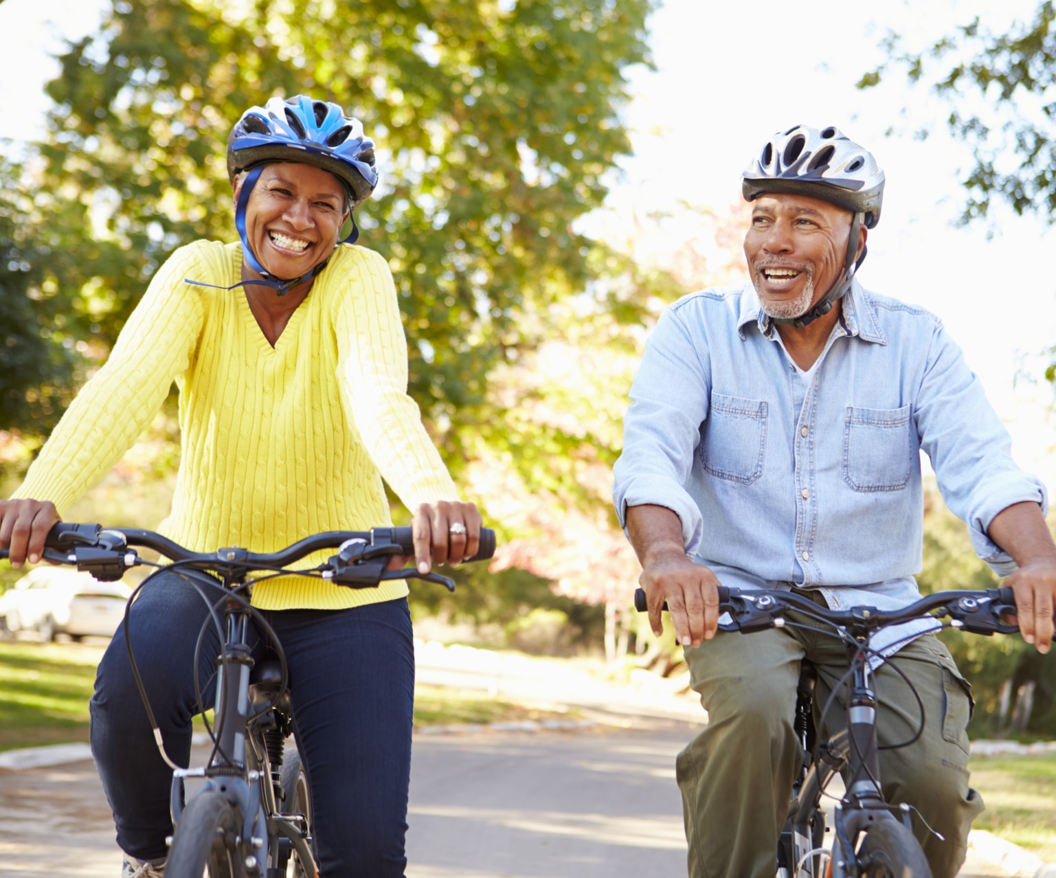 Pareja de ancianos en bicicleta por el campo