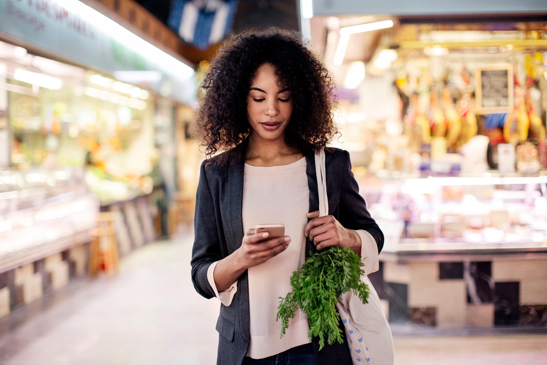 image-femmes-utilisant-portable-en-faisant-courses