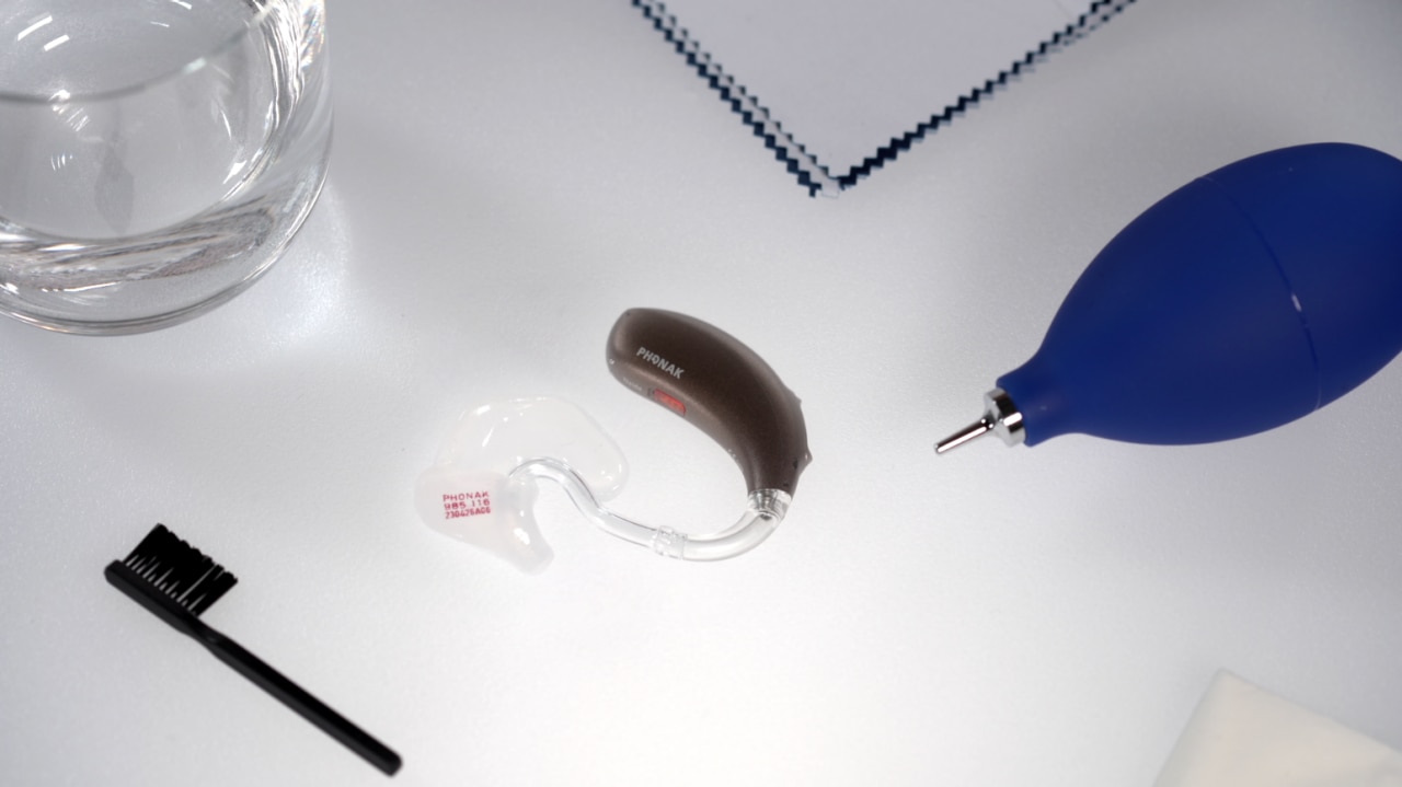 How to clean th earmold of a hearing aid