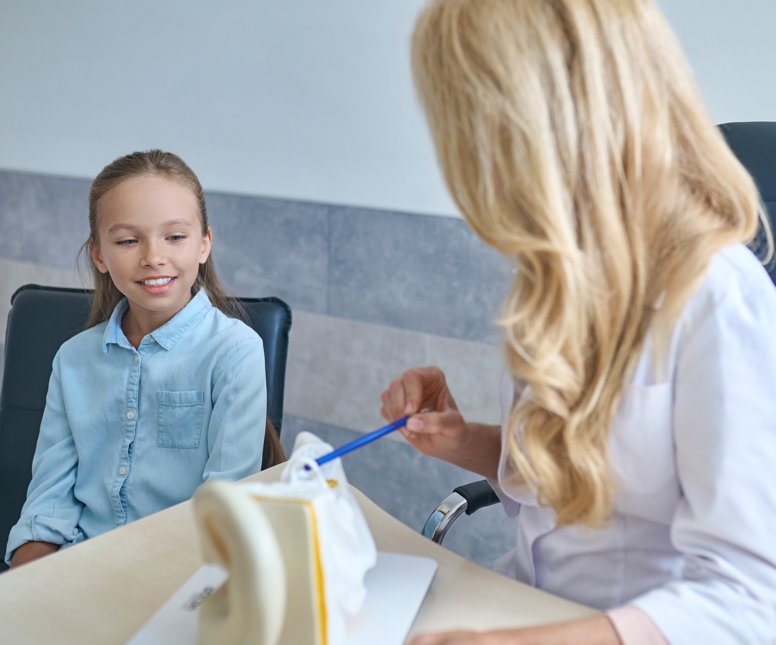 Jeune patiente se faisant expliquer l'anatomie de l'oreille humaine