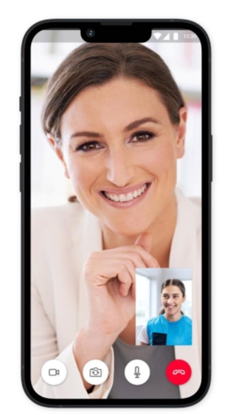 Screen of myPhonak Junior app. A smartphone screen showing a video call in progress. The main video feed shows a person resting their chin on their hand. A smaller inset window displays another participant in a blue shirt. Schermata dell'app myPhonak Junior. Uno smartphone che mostra una videochiamata in corso. Il video principale mostra una persona che appoggia il mento sulla mano.