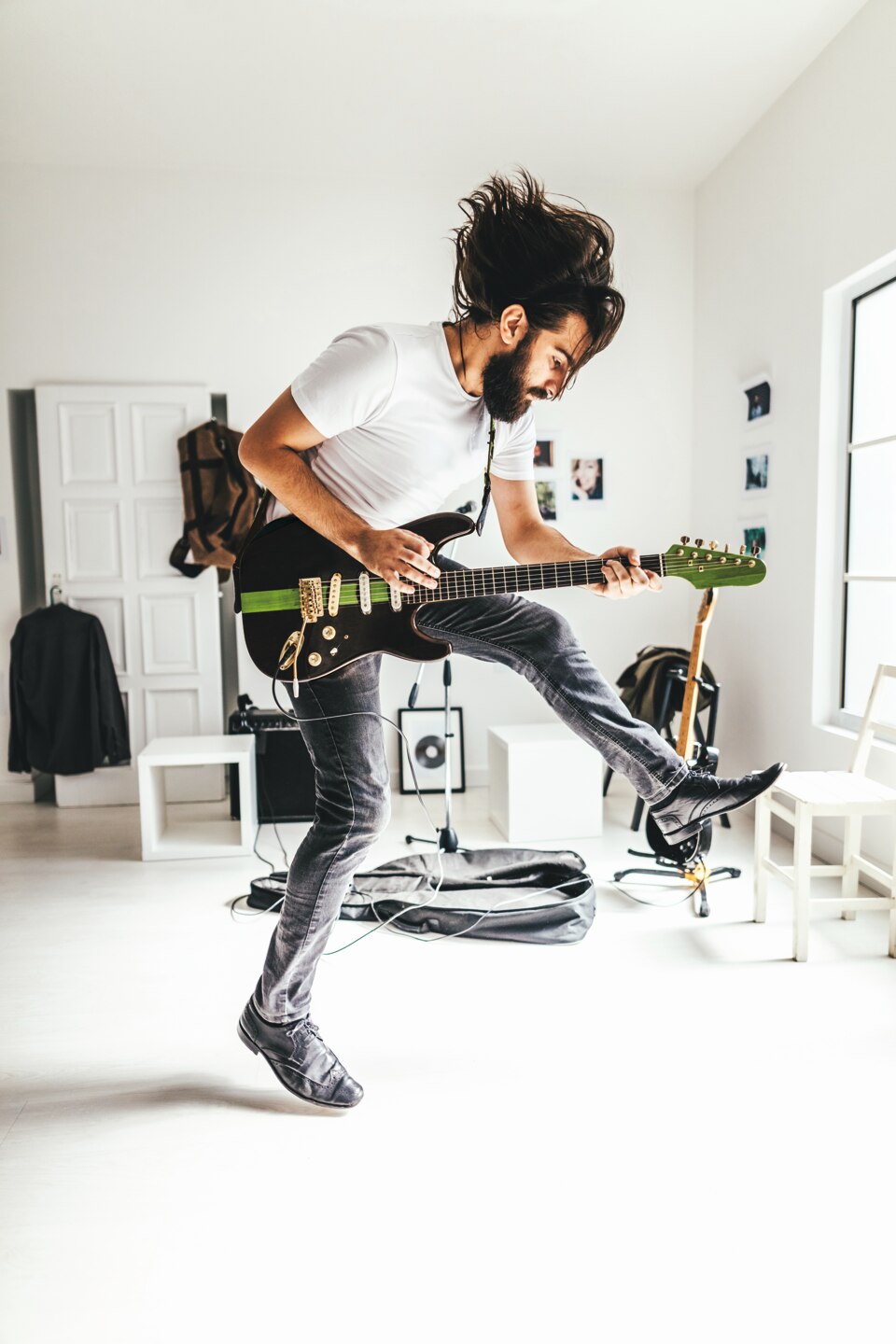 Henri - musicista professionista e insegnante di musica che suona la chitarra elettrica a casa.