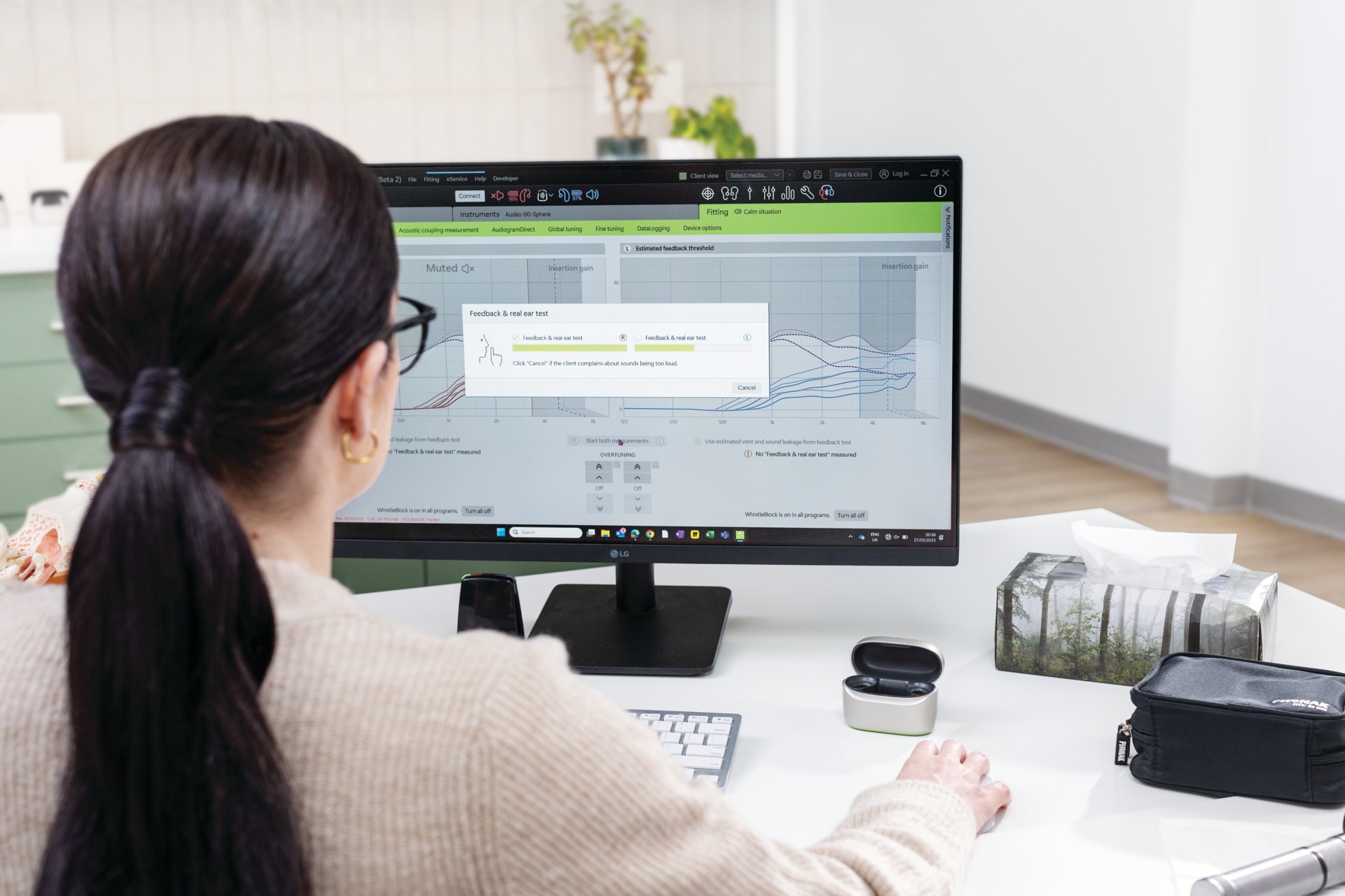 Vrouw voor de computer die testresultaten controleert