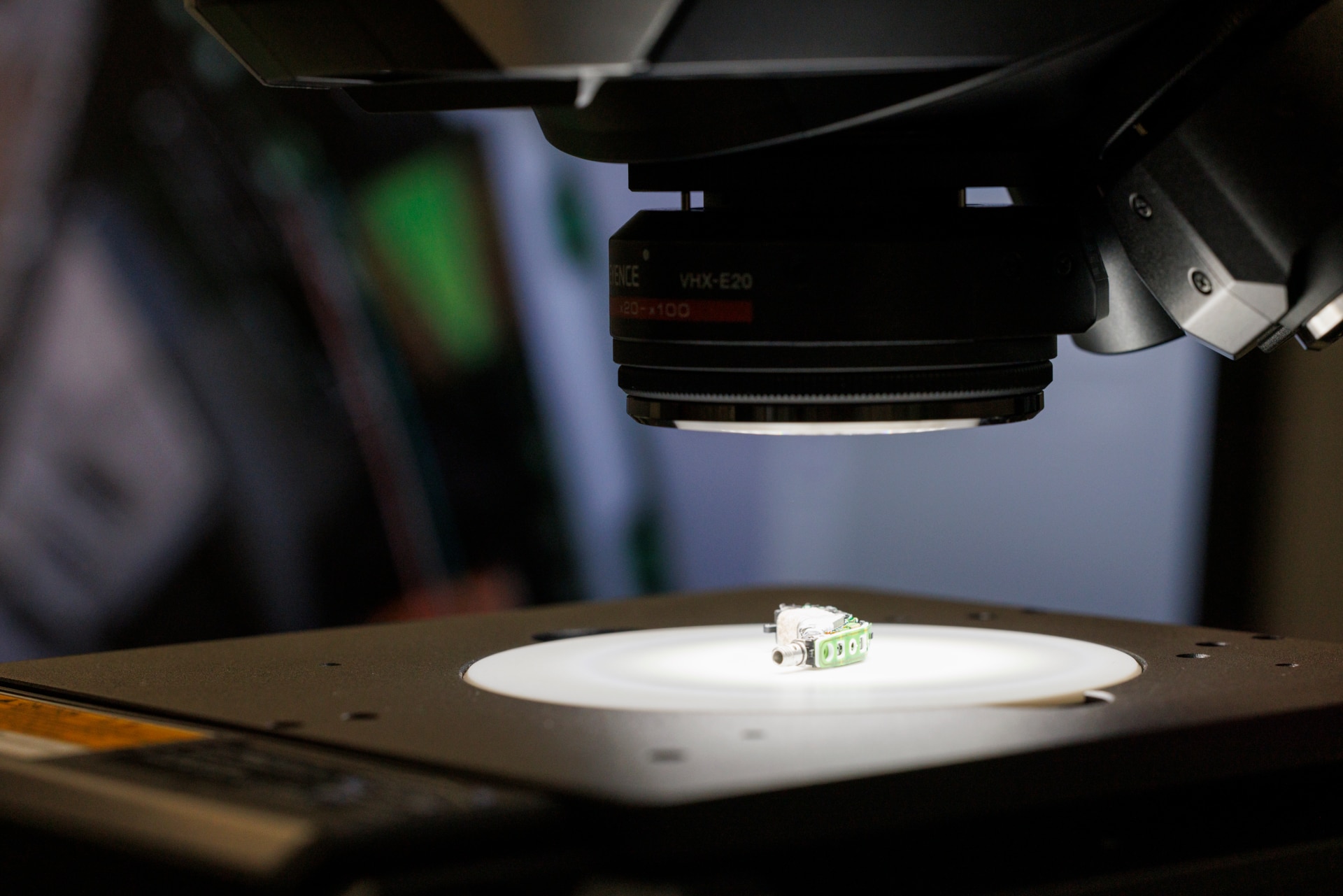 Een close-up van de onderdelen van een hoortoestel onder een microscoop