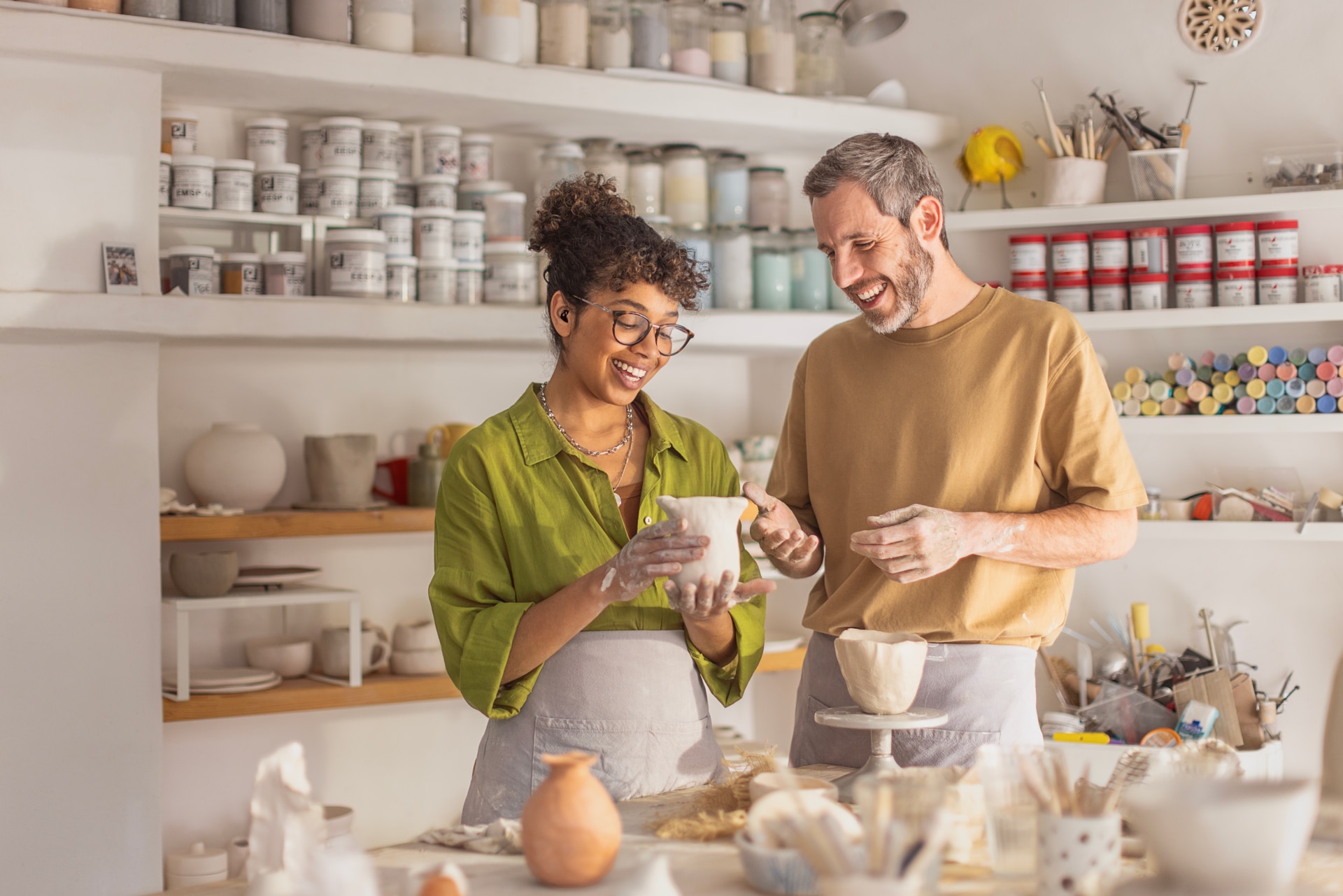 Vrouw die aan het pottenbakken is