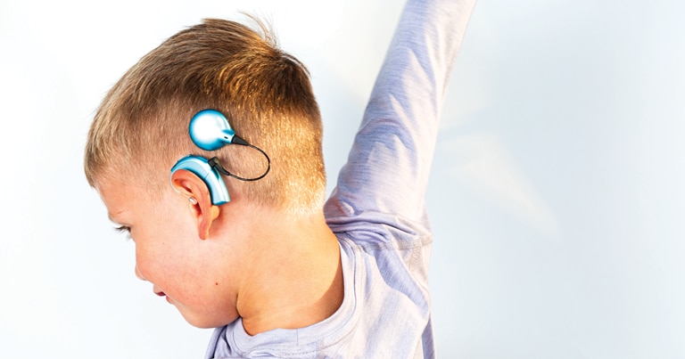 En liten gutt som bruker et cochleaimplantat