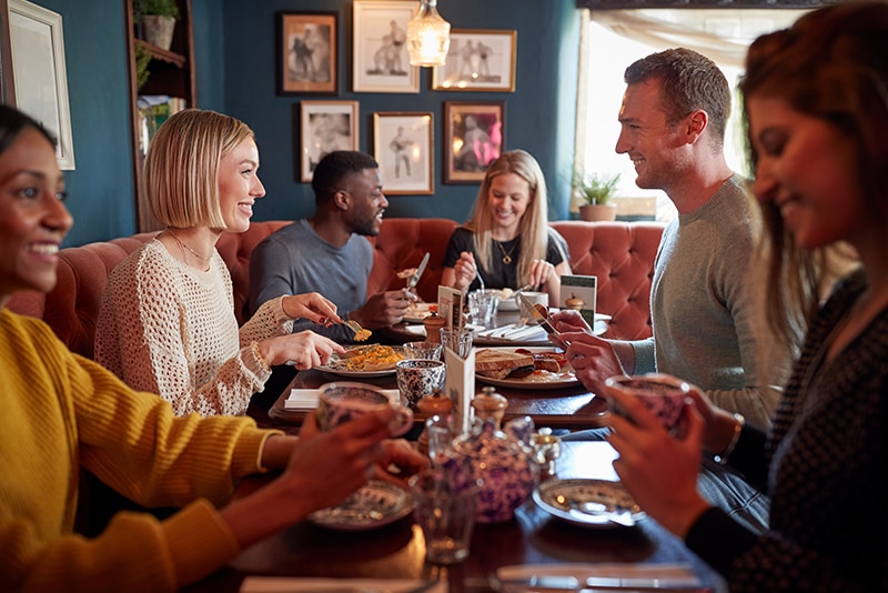 8 av 10 har vanskelig for å høre på restaurant – er du en av dem?