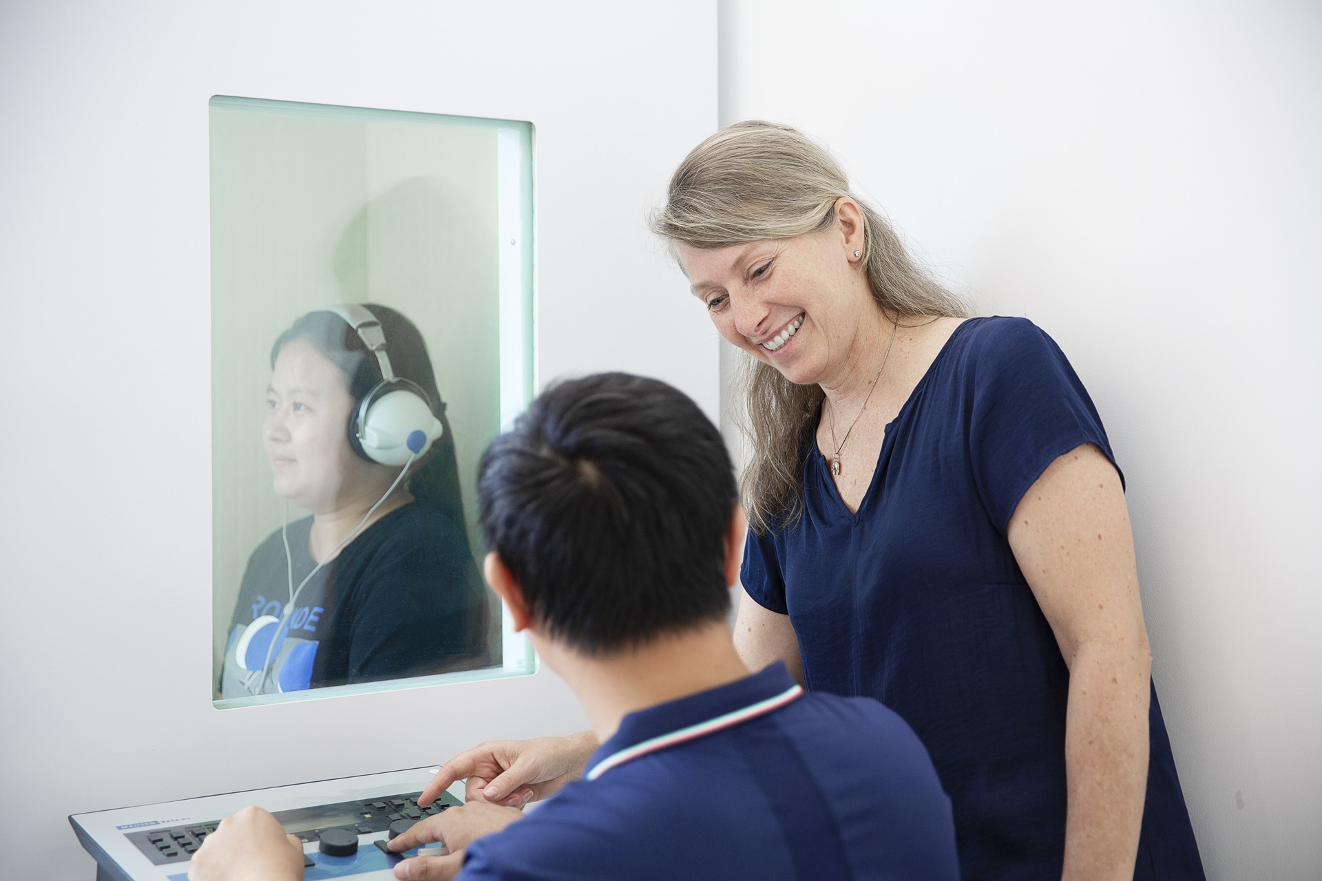 Hørselstest utført på kontoret til en audiograf.
