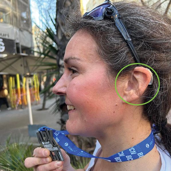 Triathlonutøver med høreapparat