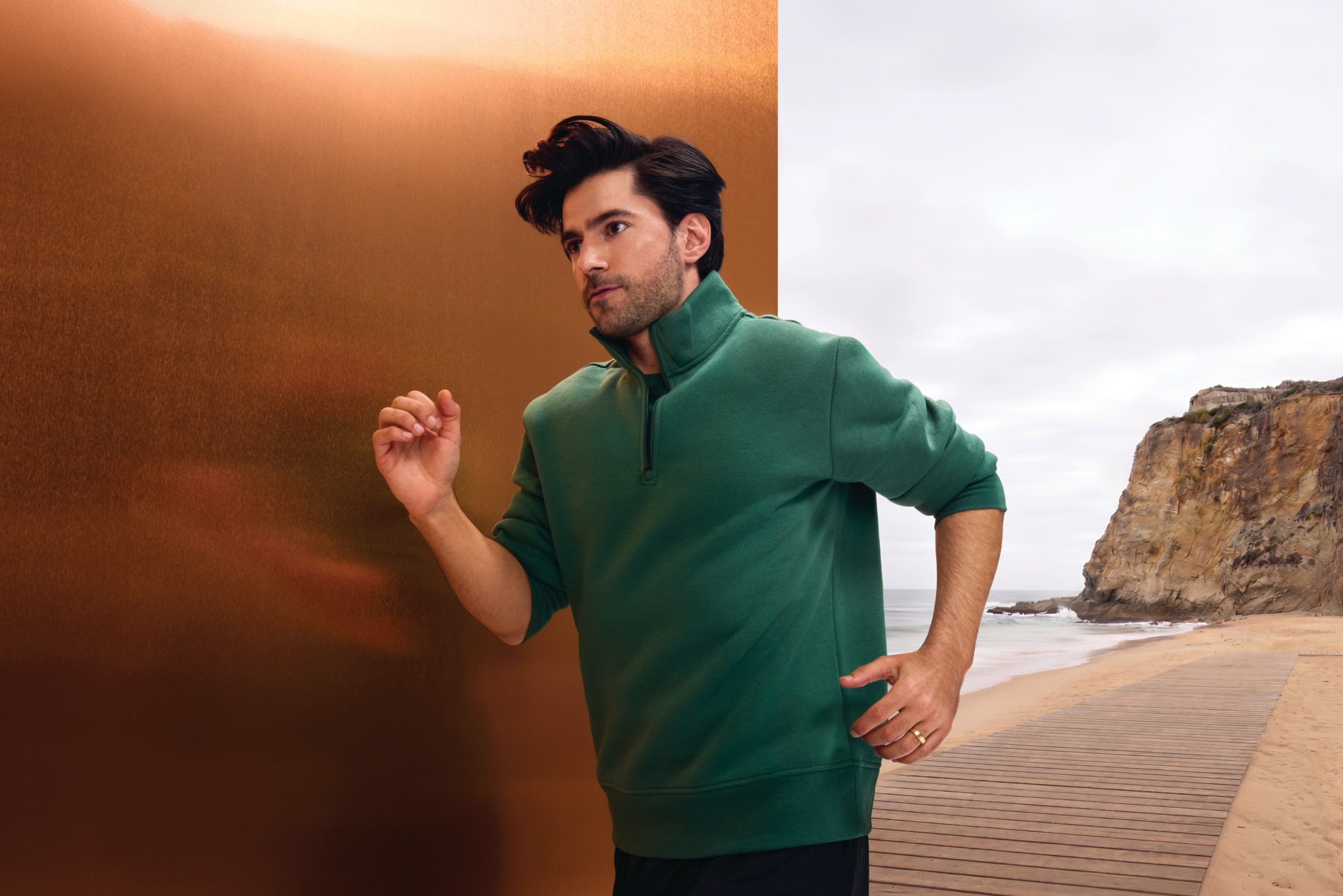 Image of a runner on a windy beach, illustrating how WindBlock 2.0 in Phonak Audéo EON hearing aids supports more comfortable listening in outdoor environments with wind noise.
