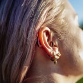 Maria Oldenstedt, 41, har aldrig hört bättre. med sina nya vattentäta hörapparater.