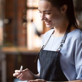 En servitris med hörselnedsättning