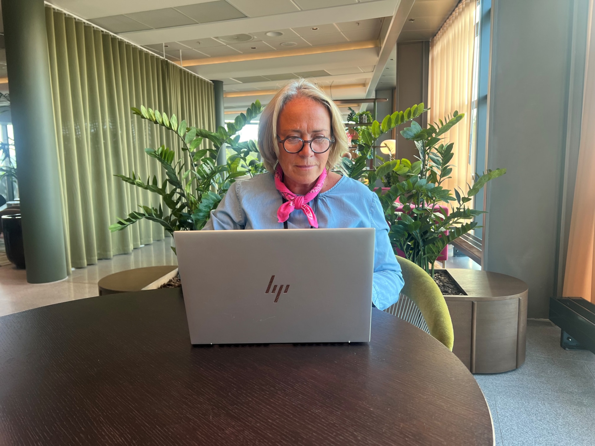 Det var på jobbet som Eva först upptäckte att hon hörde dåligt Det var på jobbet som Eva först upptäckte att hon hörde dåligt