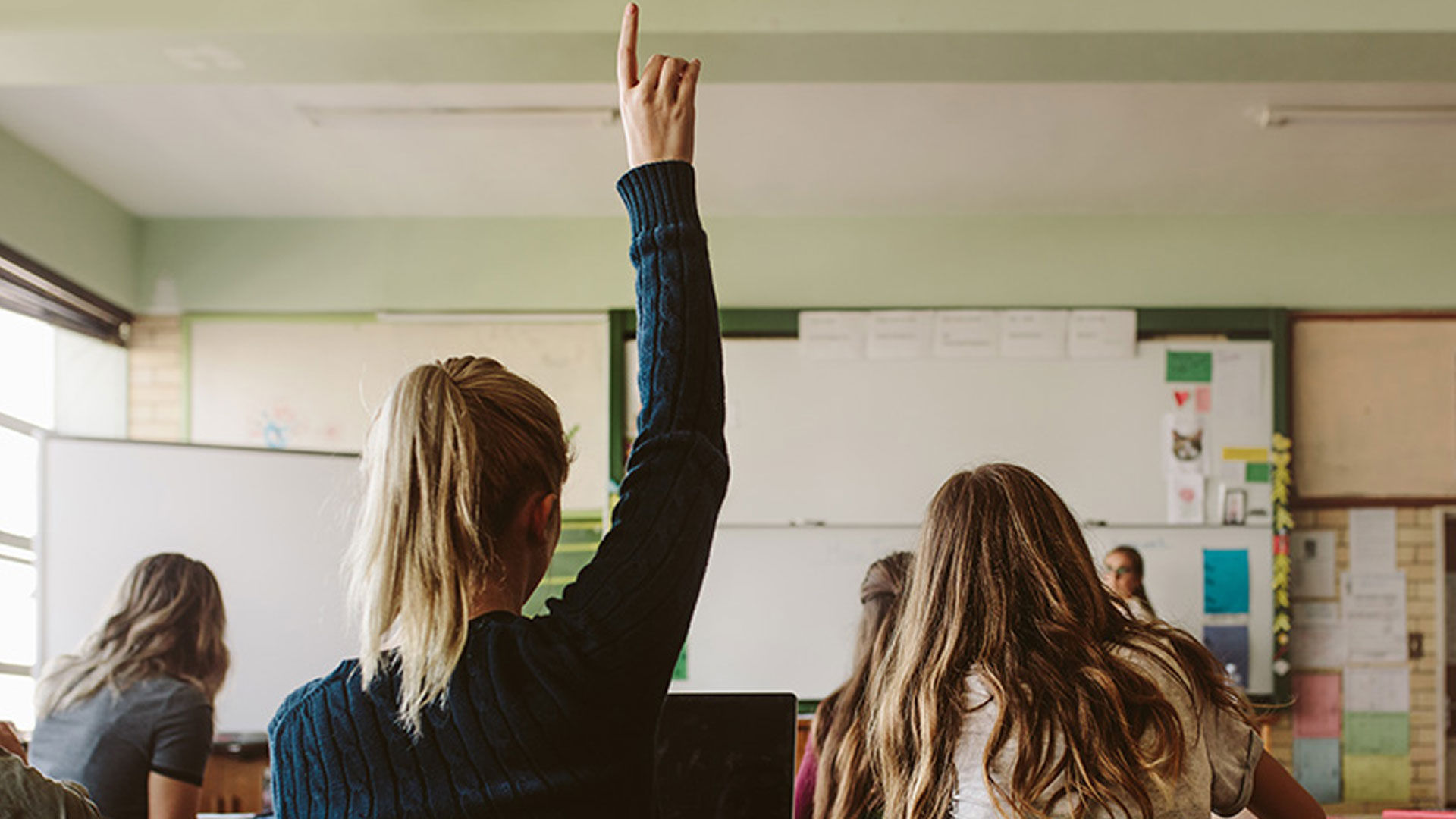 Vi hör inte läraren! En enkätundersökning i årskurs sex om upplevd ljudmiljö i skolan.