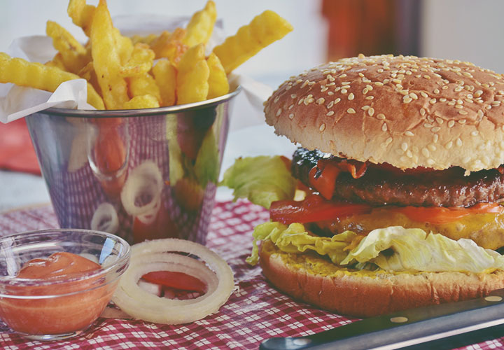 Skräpmat kan vara gott ibland, men det kan tyvärr även försämra hörseln.