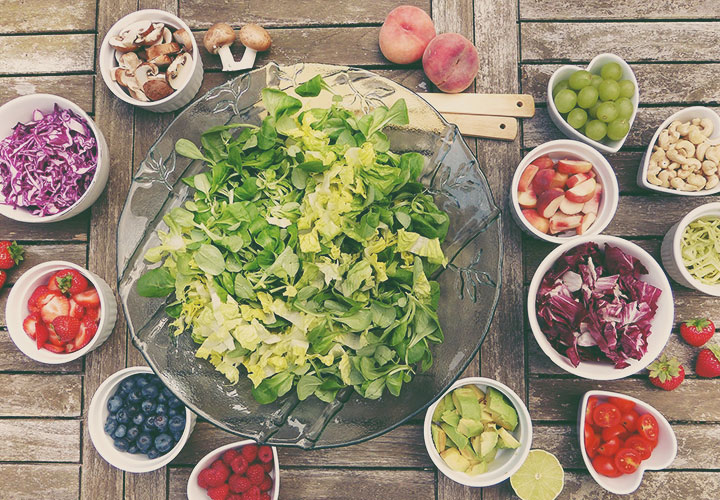 Ett härligt, färgglatt salladsbord är däremot fyllt av nyttiga vitaminer som främjar god hörsel.