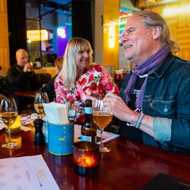 Pecka, 63, har tre yrken: Så får han hjälp av hörapparaten i de olika arbetsmiljöerna