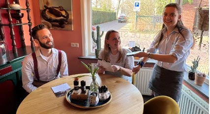 Servitris med hörselnedsättning