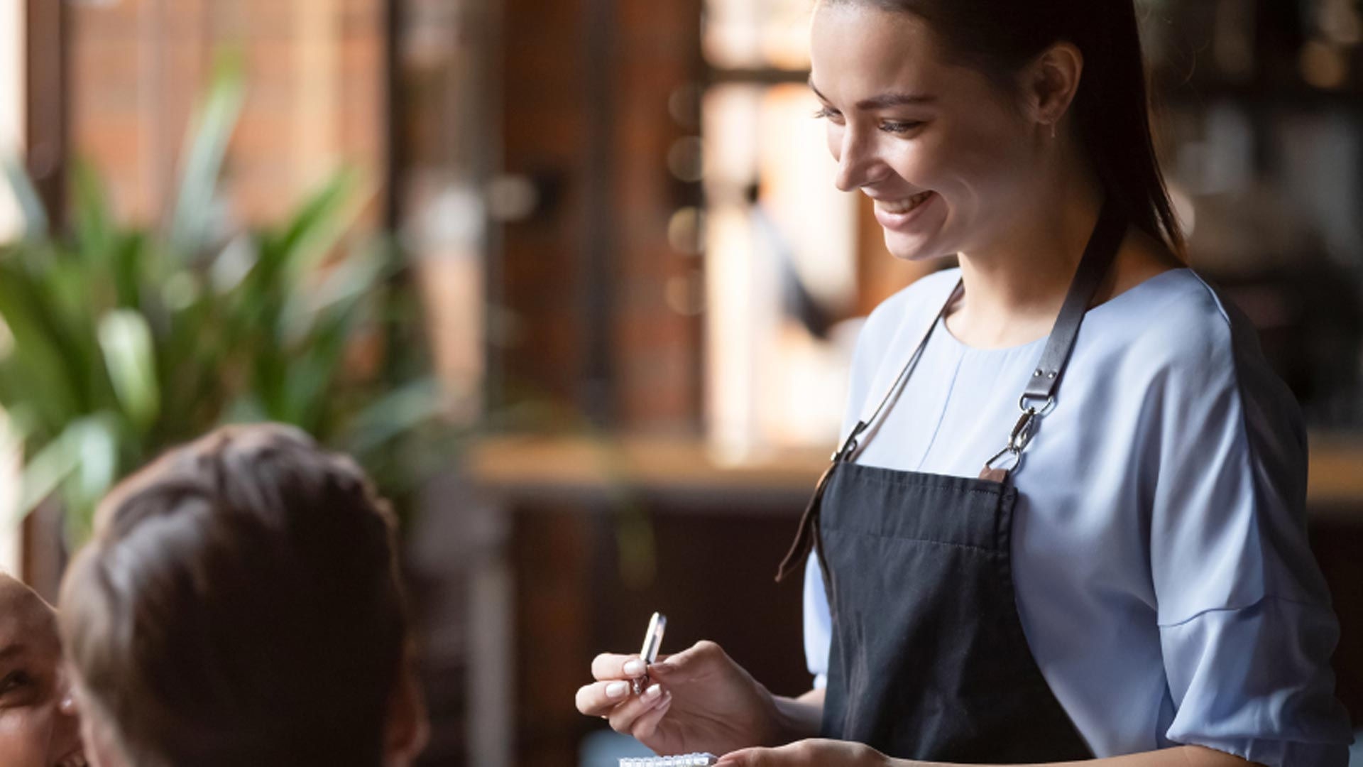 En servitris med hörselnedsättning